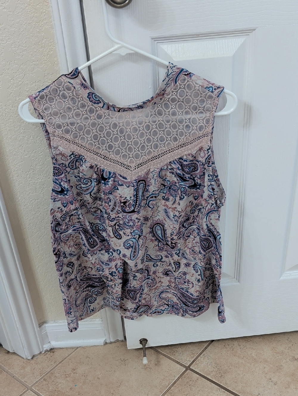 Sleeveless Paisley Lace Yoke Tank Top - Blush Multi